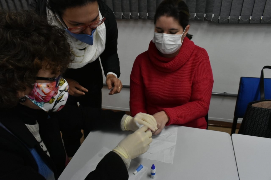Imagem mostra professora sendo testada para detecção da Covid-19